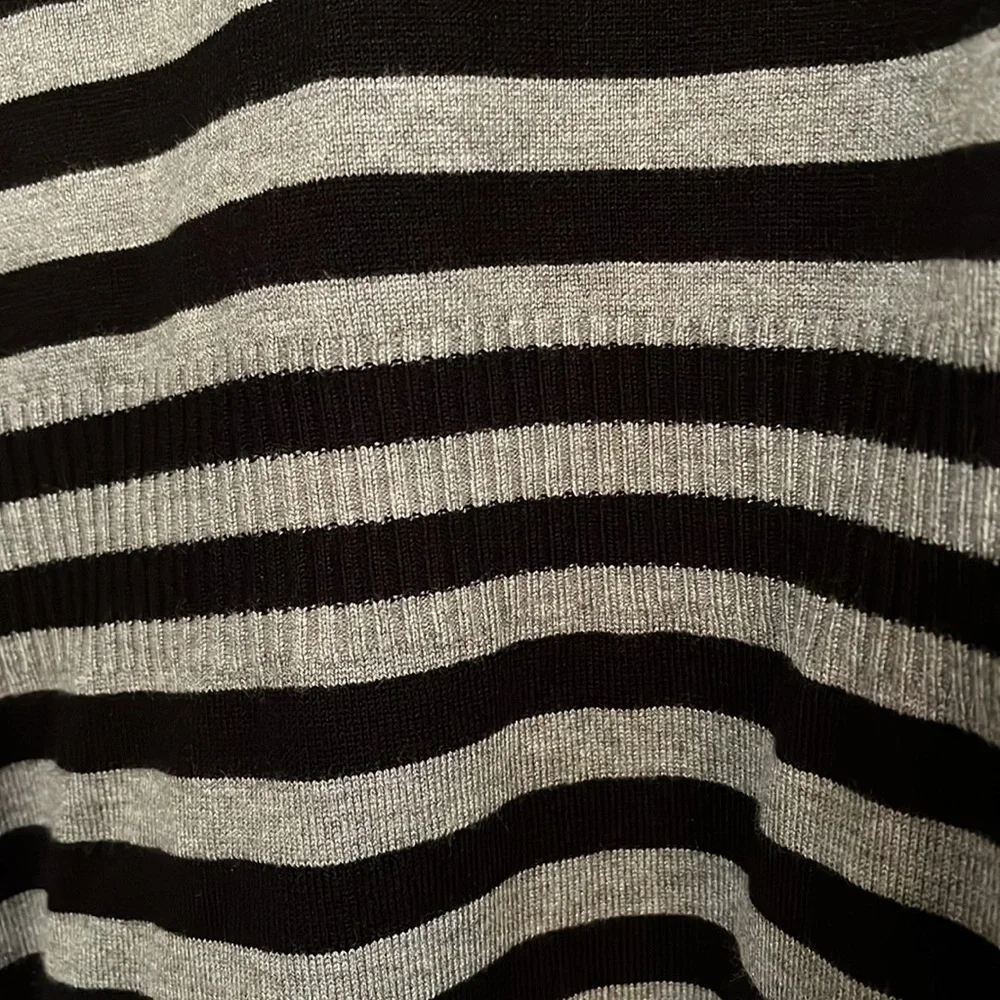 White House/Black Market Sweater in Black and Gray - Picture 4 of 6